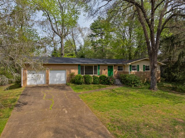 1006 Crown Point Road E, Signal Mountain, TN 37377