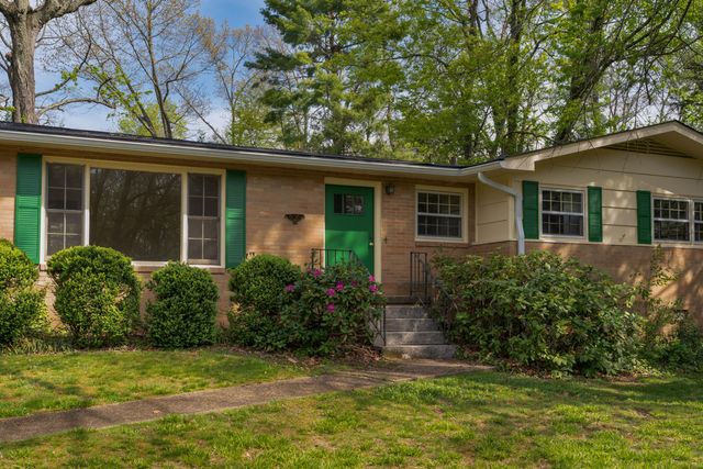 1006 Crown Point Road E, Signal Mountain, TN 37377