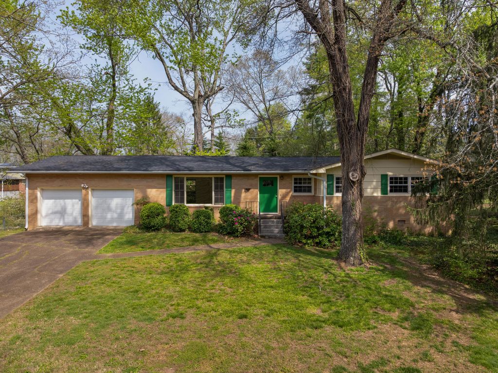 1006 Crown Point Road E, Signal Mountain, TN 37377