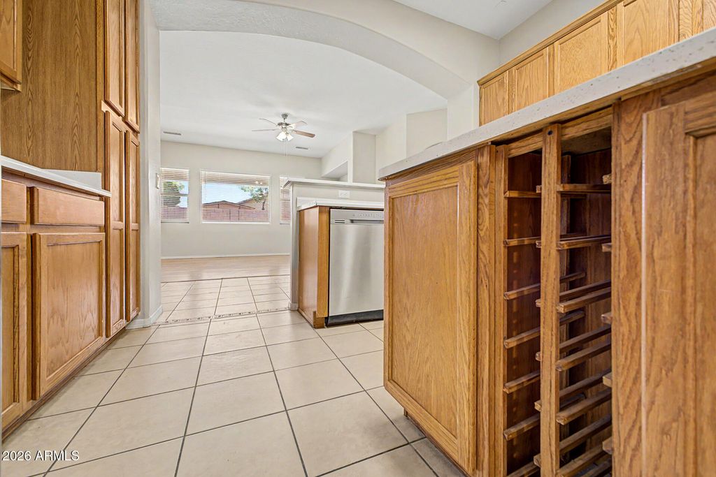 Image 12 of property listing at 11199 W MONTE VISTA Road, Avondale, AZ 85392