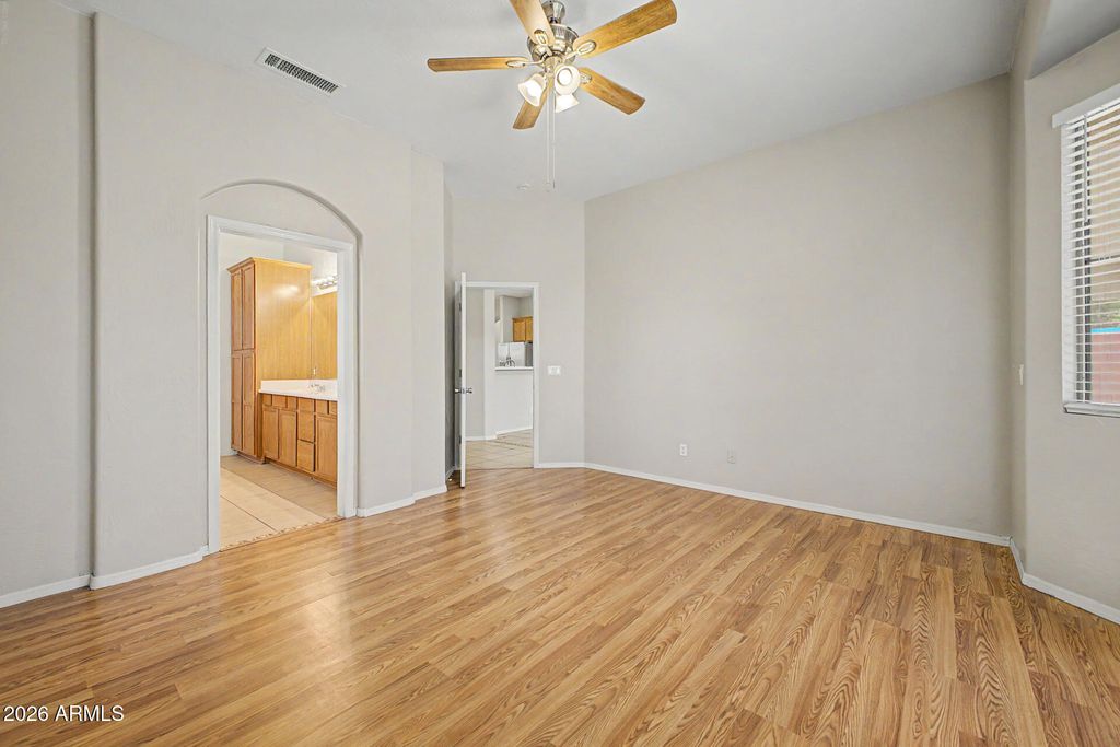 Image 16 of property listing at 11199 W MONTE VISTA Road, Avondale, AZ 85392