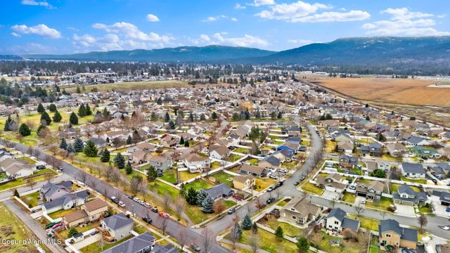 2118 N Teanaway DR, Post Falls, ID 83854