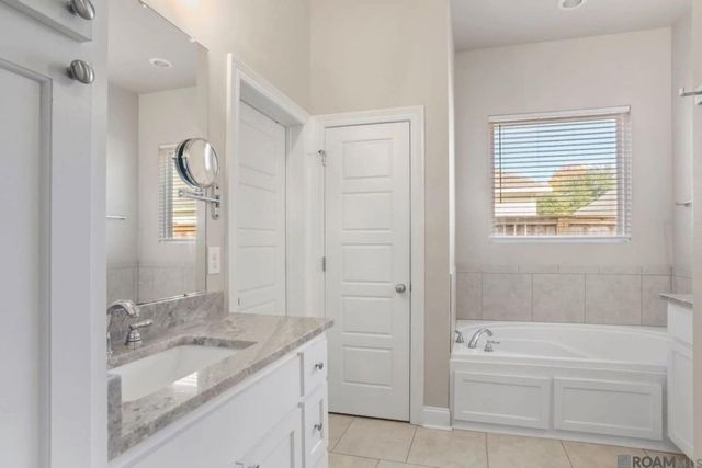 8123 Stonelake Circle East Ave, Baton Rouge, LA 70820