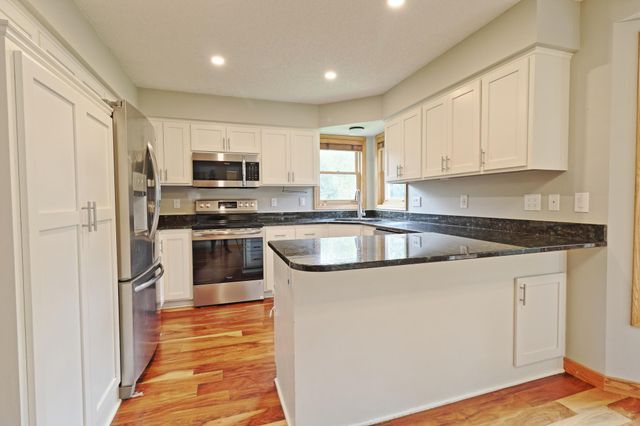 912 Moonlight Drive, Woodbury, MN 55125