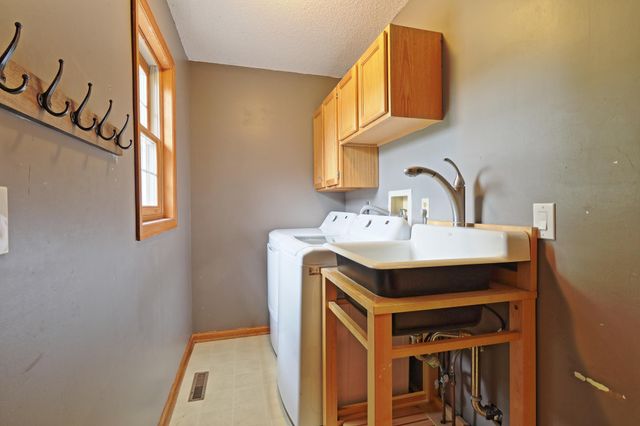 912 Moonlight Drive, Woodbury, MN 55125