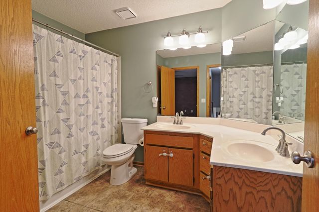 912 Moonlight Drive, Woodbury, MN 55125