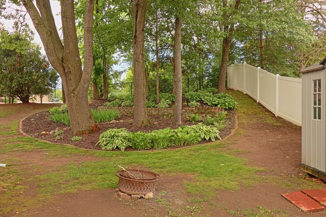 912 Moonlight Drive, Woodbury, MN 55125