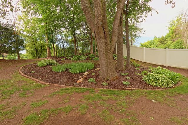 912 Moonlight Drive, Woodbury, MN 55125