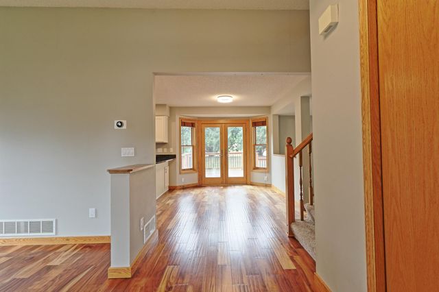 912 Moonlight Drive, Woodbury, MN 55125