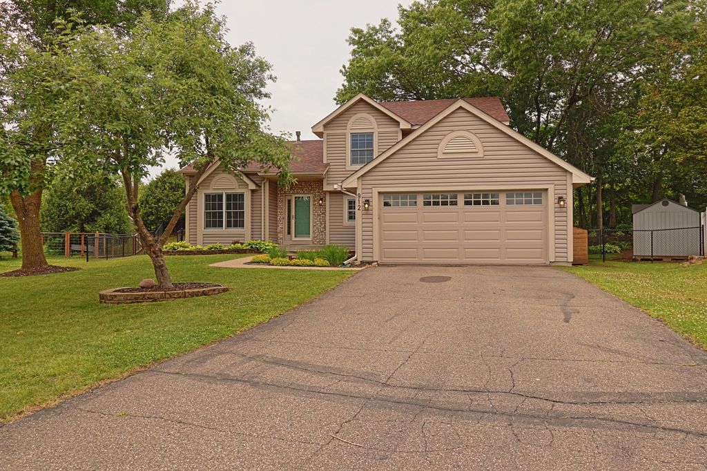 912 Moonlight Drive, Woodbury, MN 55125