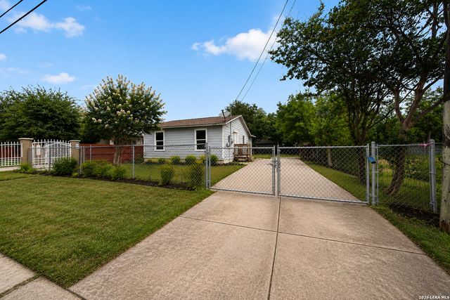 215 Prosperity Dr, San Antonio, TX 78237