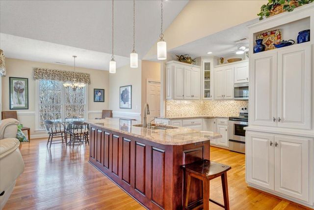 335 Camellia PL, Moneta, VA 24121