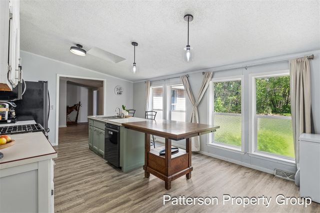 8229 E Apple Avenue, Ravenna, MI 49451