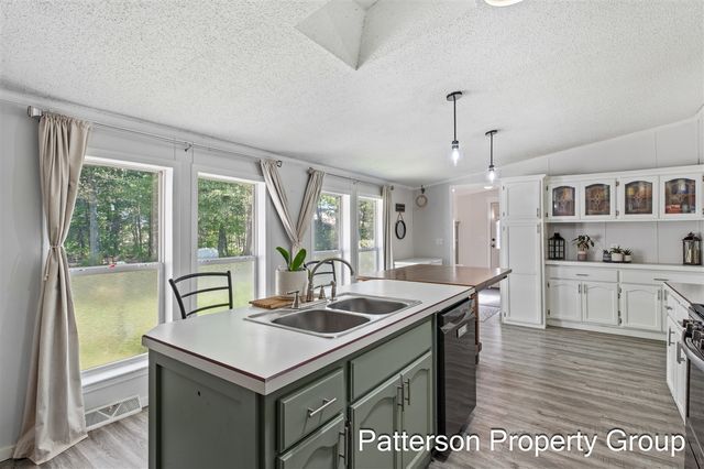 8229 E Apple Avenue, Ravenna, MI 49451