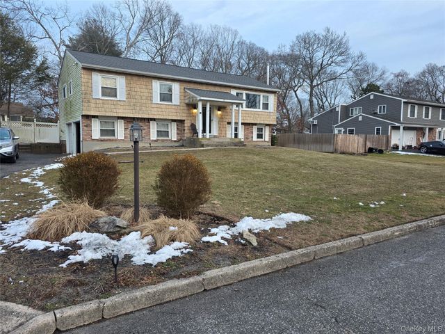 15 Canterbury Drive, Coram, NY 11727