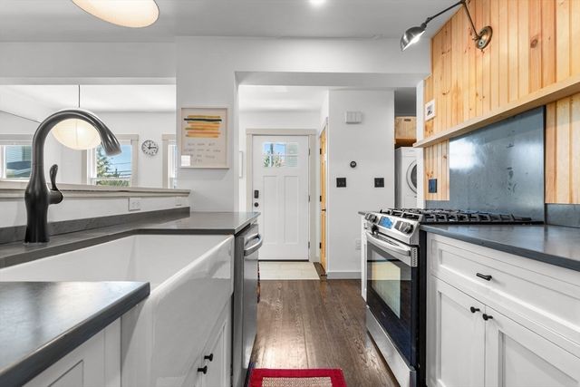 39 Topsfield Rd, Ipswich, MA 01938
