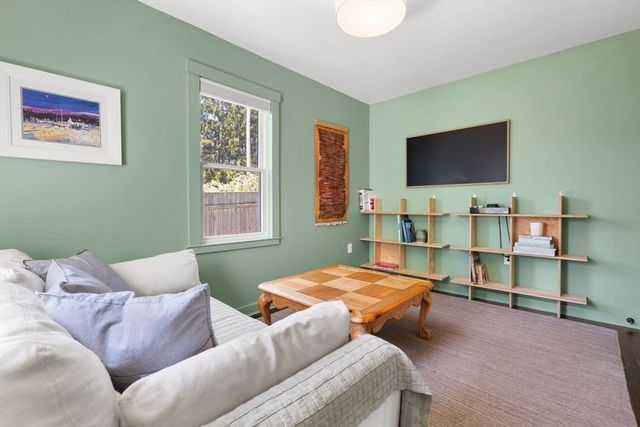 39 Topsfield Rd, Ipswich, MA 01938