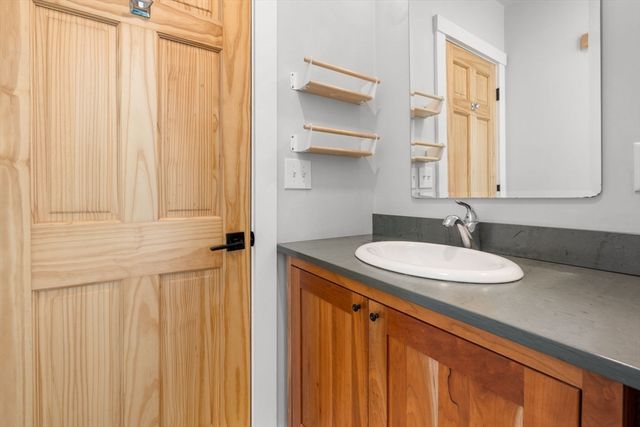 39 Topsfield Rd, Ipswich, MA 01938