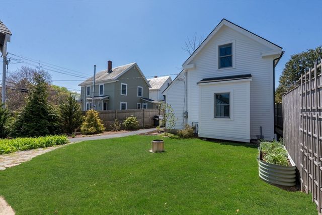 39 Topsfield Rd, Ipswich, MA 01938