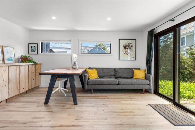 39 Topsfield Rd, Ipswich, MA 01938