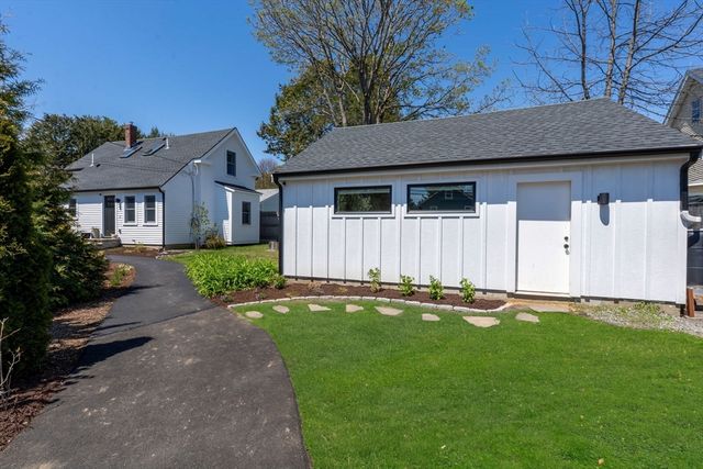 39 Topsfield Rd, Ipswich, MA 01938