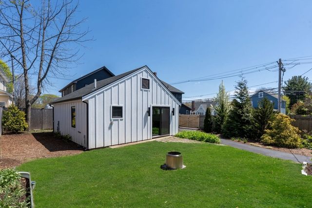 39 Topsfield Rd, Ipswich, MA 01938