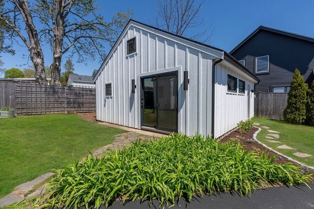 39 Topsfield Rd, Ipswich, MA 01938