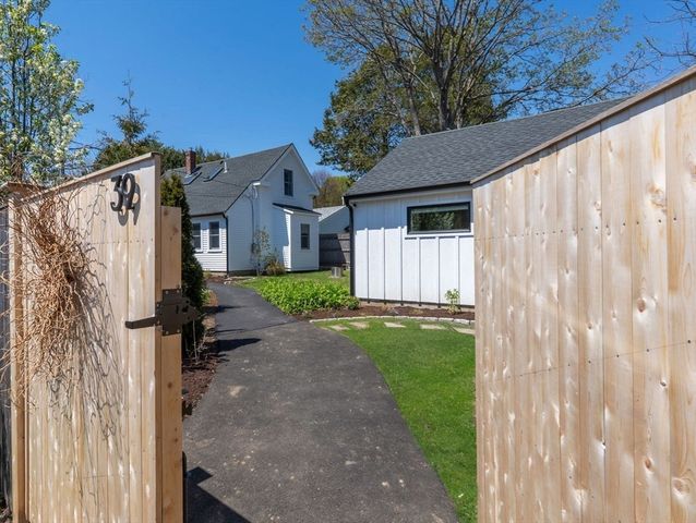 39 Topsfield Rd, Ipswich, MA 01938