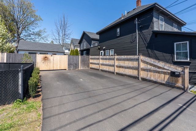 39 Topsfield Rd, Ipswich, MA 01938