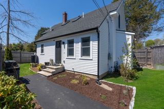 39 Topsfield Rd, Ipswich, MA 01938