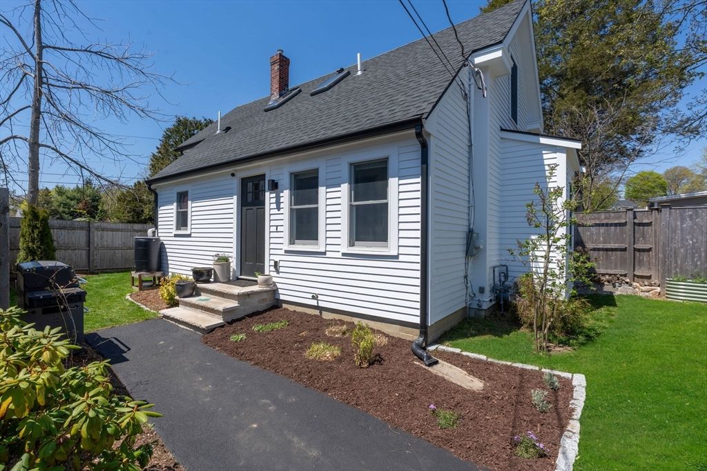 39 Topsfield Rd, Ipswich, MA 01938