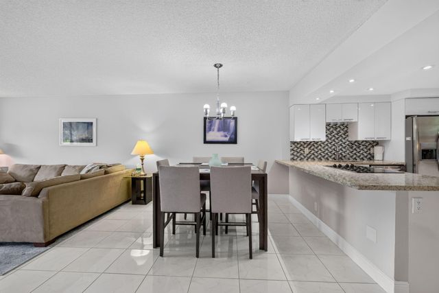 575 Oaks Lane 102, Pompano Beach, FL 33069