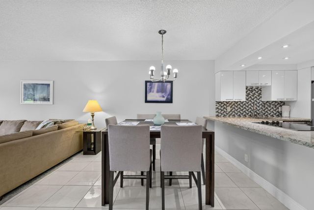575 Oaks Lane 102, Pompano Beach, FL 33069