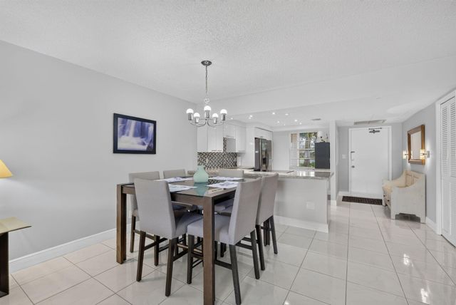 575 Oaks Lane 102, Pompano Beach, FL 33069