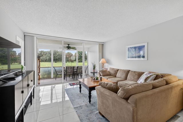 575 Oaks Lane 102, Pompano Beach, FL 33069