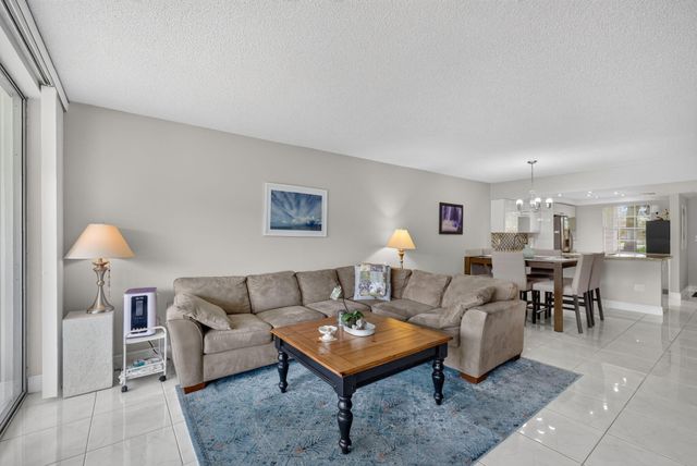 575 Oaks Lane 102, Pompano Beach, FL 33069