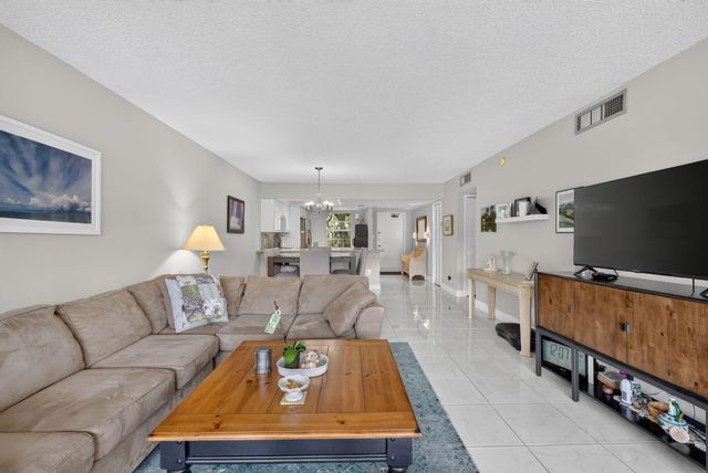 575 Oaks Lane 102, Pompano Beach, FL 33069