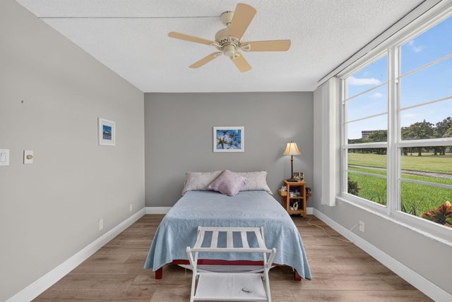 575 Oaks Lane 102, Pompano Beach, FL 33069