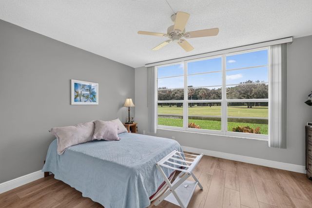 575 Oaks Lane 102, Pompano Beach, FL 33069