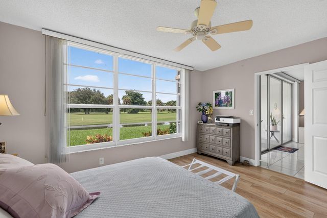 575 Oaks Lane 102, Pompano Beach, FL 33069