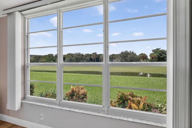 575 Oaks Lane 102, Pompano Beach, FL 33069