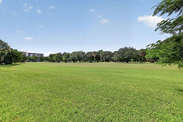 575 Oaks Lane 102, Pompano Beach, FL 33069