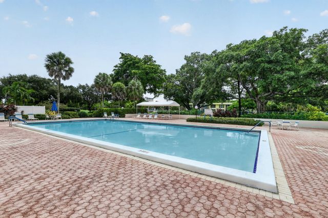 575 Oaks Lane 102, Pompano Beach, FL 33069