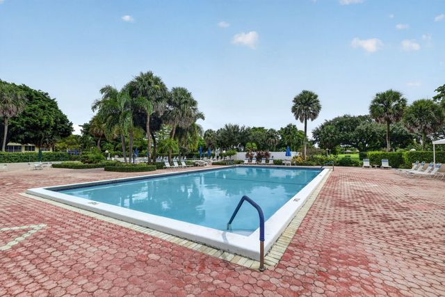 575 Oaks Lane 102, Pompano Beach, FL 33069