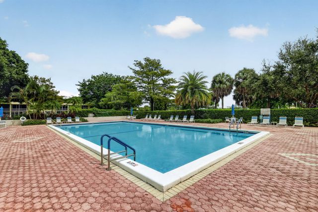 575 Oaks Lane 102, Pompano Beach, FL 33069