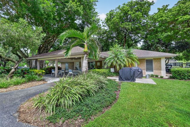575 Oaks Lane 102, Pompano Beach, FL 33069
