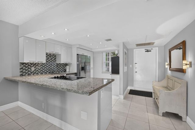 575 Oaks Lane 102, Pompano Beach, FL 33069
