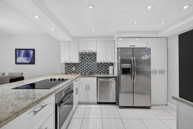 575 Oaks Lane 102, Pompano Beach, FL 33069