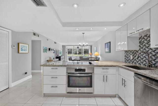 575 Oaks Lane 102, Pompano Beach, FL 33069