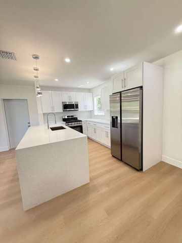 726 S 11TH Street, Lantana, FL 33462
